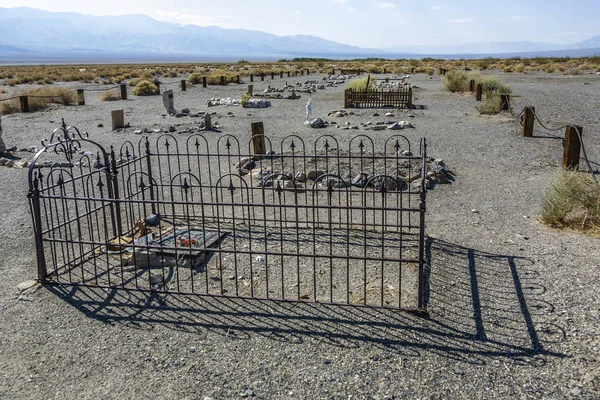 Hayalet towm Ballarat death valley yakınındaki eski mezarlığı — Stok fotoğraf