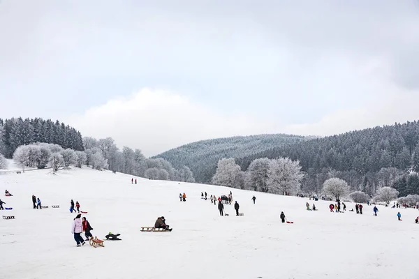 Les enfants patinent à une piste de luge en hiver sur la neige . — Photo