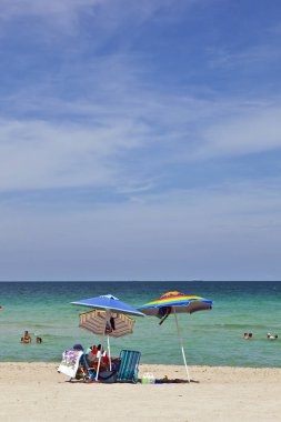 güneş koruması için güzel Plajda şemsiye