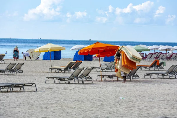 Lidé opustit pláže v Miami, pozdě odpoledne a beachboy — Stock fotografie