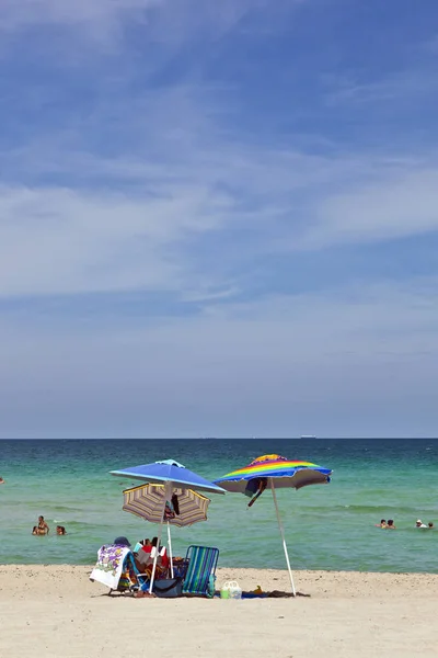 Paraply på den vackra stranden för solskydd — Stockfoto