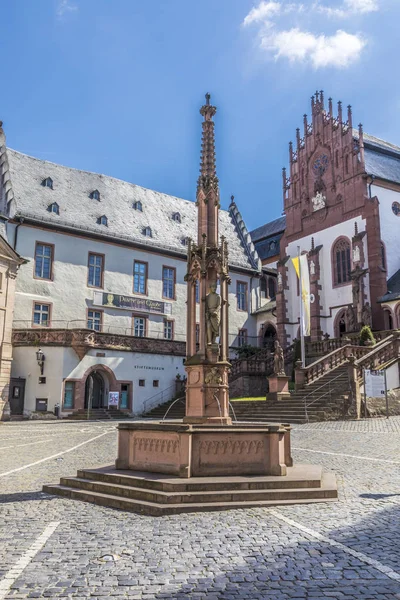 Słynny stary Stifts Basilika w Aschaffenburg w Stiftskirchenplat — Zdjęcie stockowe