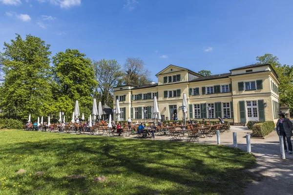 La gente disfruta del restaurante del día de verano en el restaurante del parque — Foto de Stock