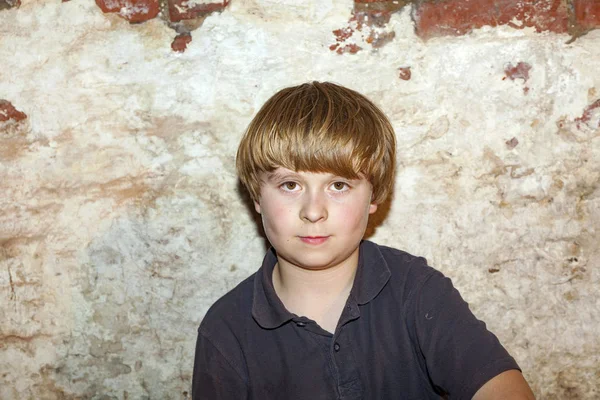 Portréja egy aranyos fiatal fiú — Stock Fotó