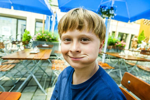 Glücklich lächelndes Kind genießt Essen — Stockfoto