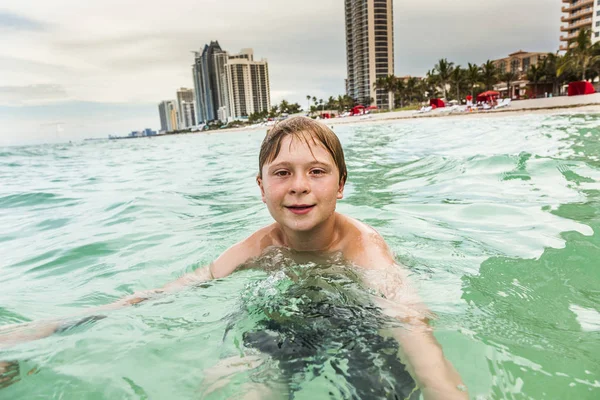 Enfant nage dans l'océan — Photo