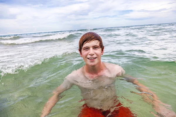 Tonåring med rött hår har simning — Stockfoto