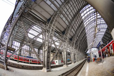 Frankfurt Merkez Tren meydanının trende insanlar girin