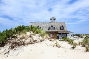 Manatee Bay yakınındaki Fort Largo dunes içinde ahşap evler