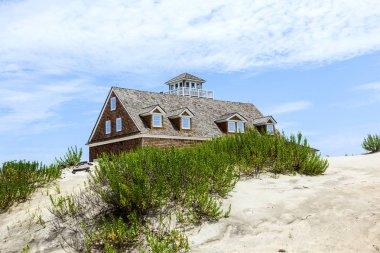 Manatee Bay yakınındaki Fort Largo dunes içinde ahşap evler