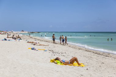 Turistler güneşlenmek, yüzmek ve South Beach Miami Beach, F oynamak