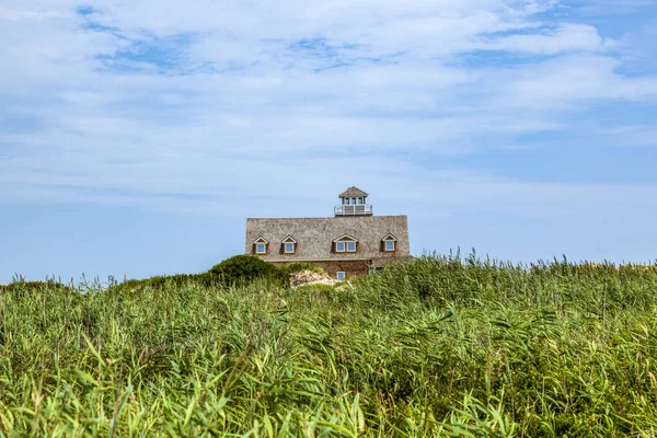 Casas de madera en la bahía de Manatee cerca de Fort Largo en las dunas de —  Fotos de Stock