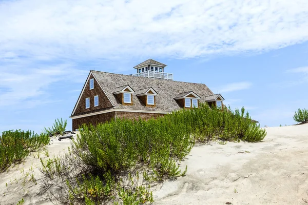 Casas de madera en la bahía de Manatee cerca de Fort Largo en las dunas de — Foto de Stock