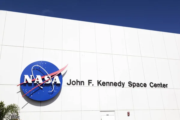 Fassade des Haupteingangs für Touristen mit john f. kennedy space — Stockfoto