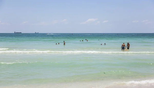 Toeristen zonnen, zwemmen en spelen op South Beach in Miami Beach, F — Stockfoto