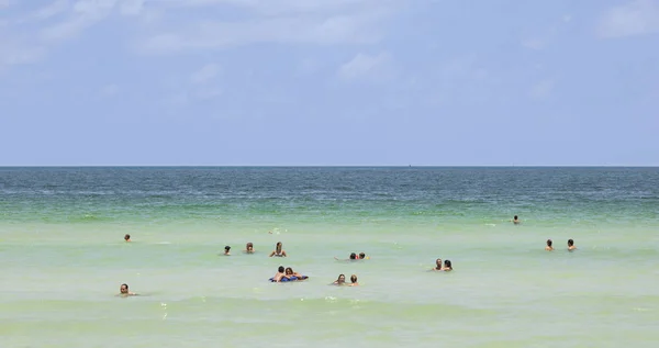 Mensen genieten van zwemmen in South Beach in Miami — Stockfoto