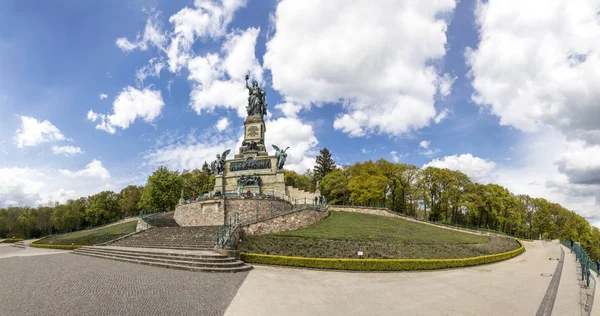 Touristes visitant le monument Niederwalkmal — Photo