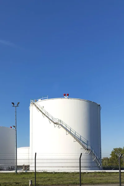 Muitos silos brancos enormes — Fotografia de Stock