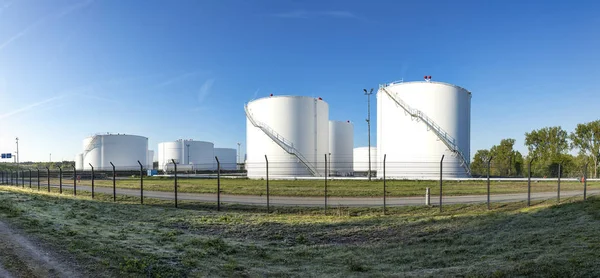 De nombreux énormes silos blancs — Photo
