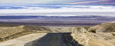 Mavi gökyüzünün altında Panamint vadi çöl