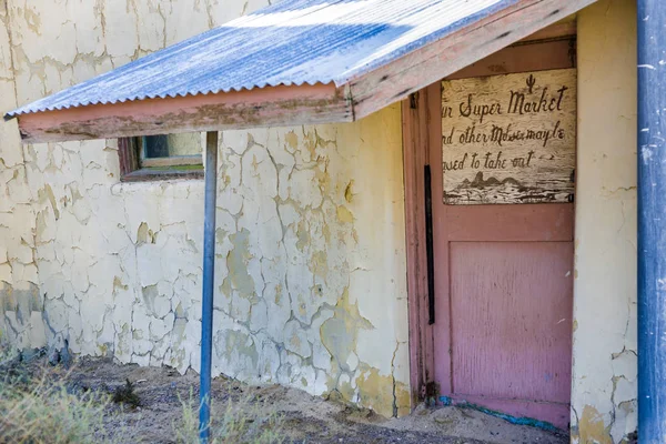 Gamla abandonned stormarknad, byggnad i Death valley junction — Stockfoto