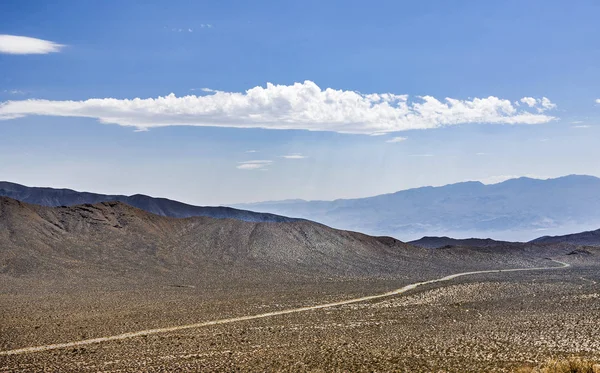 Panamint Valley woestijn onder de blauwe hemel — Stockfoto