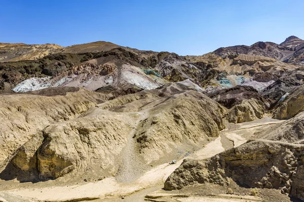 Malebná silnice umělci drive v death valley s barevnými kameny — Stock fotografie