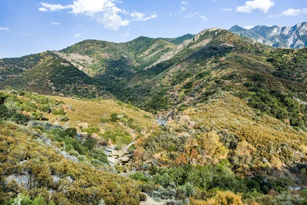 Vista a valle nel parco nazionale di sequoia con il fiume Kaweah — Foto Stock