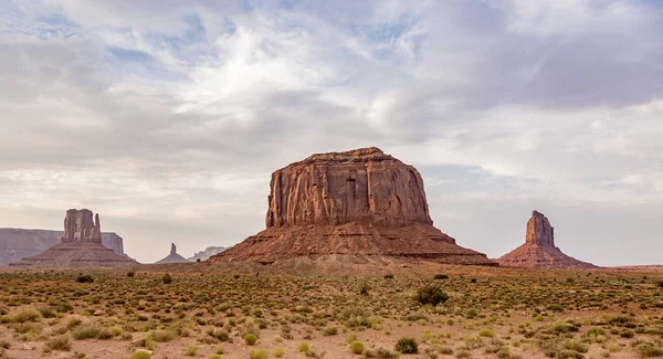 Merrik butte dans la vallée du monument — Photo