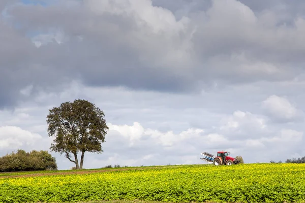 Agriculteur laboure ses acres avec le traktor — Photo
