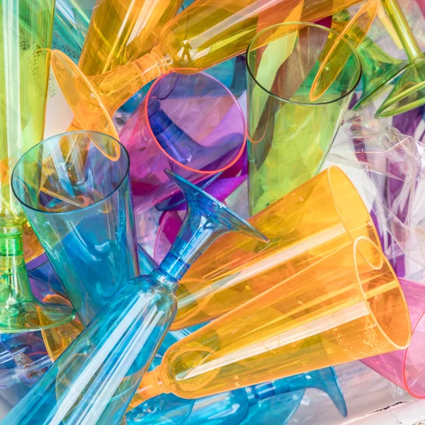 Bicchieri di spumante di plastica in una lettiera — Foto Stock