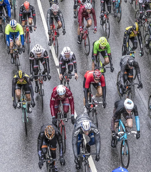 Yarıştaki yarış bisikletçileri Rund um den Finanzplatz Frankfurt — Stok fotoğraf