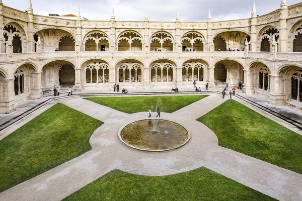 Люди відвідують монастиря Jeronimos, в Lisbo — стокове фото