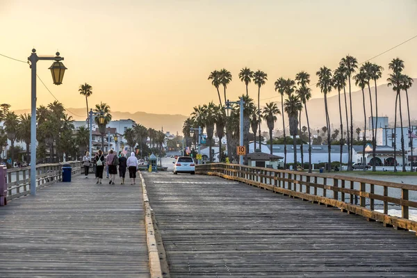 People at scenic old wooden pier in Santa Barbara in sunset — Stock Photo, Image