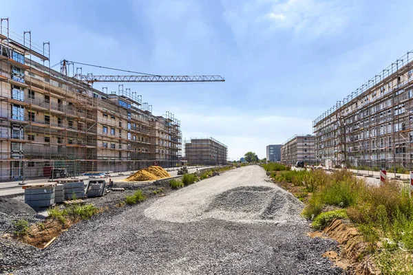 Hus i byggnadsställning, bostäder område i vackra landskap — Stockfoto