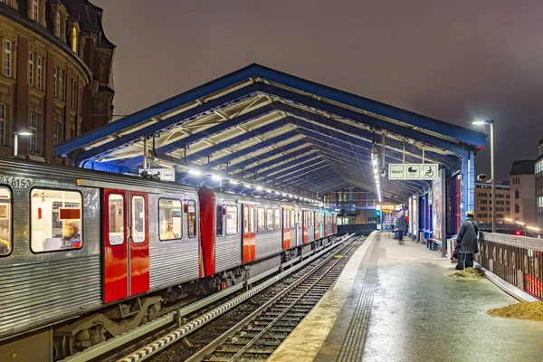 Persone in attesa di treno in direzione Barmbek — Foto Stock