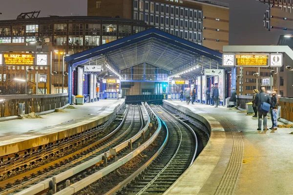 People waiting for train in direction Barmbek — Stock Photo, Image