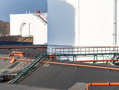 Beyaz tank tank sahası içinde  