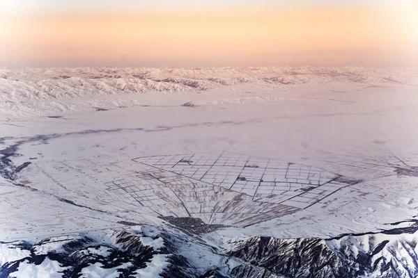 Blick aus dem Flugzeug auf die Berge in Taschkent, China und — Stockfoto