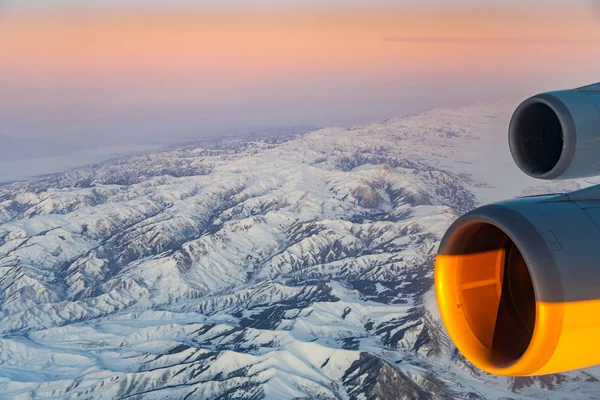 Vacker utsikt från flygplanet till bergen i Tasjkent, c — Stockfoto