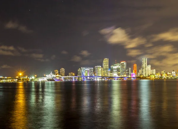 Miami city skyline panorama i skymningen — Stockfoto