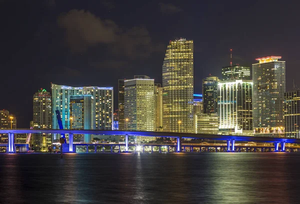 Miami city skyline panorama i skymningen — 图库照片