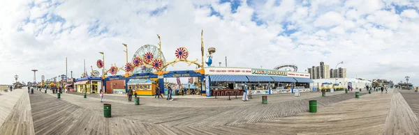 As pessoas visitam o famoso calçadão em Coney Island, os divertidos — Fotografia de Stock