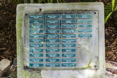 Mezarlık için ciddi Hemmingways bahçe içinde cats