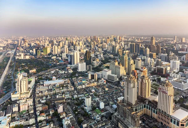 Iew to skyline of Bangkok in late afternoon with highways and  s — Stock Photo, Image