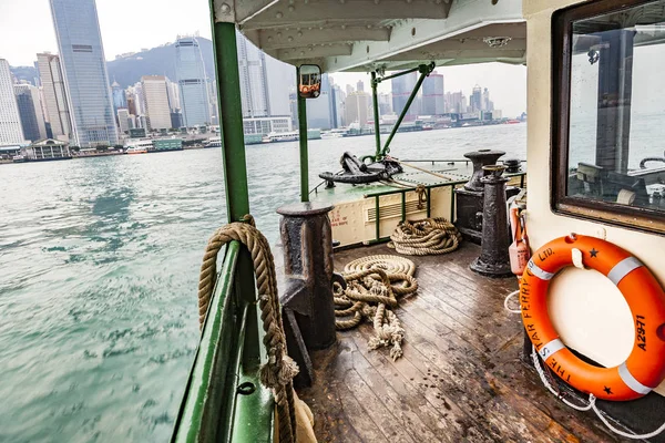 Cruzando el océano con Star Feery entre Victoria y Kowloon — Foto de Stock