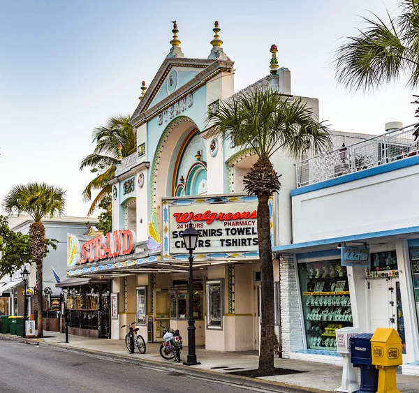 People at Key West cinema theater Strand in Key West — Stock Photo, Image