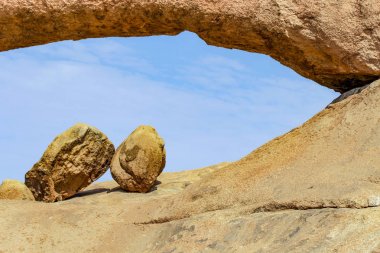 Doğal dizi kel granit mostraları ve taş kemer Spitzkoppe
