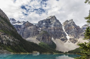 Göl Dağları ağaçlar manzara Gölü buzultaş, Kanada 