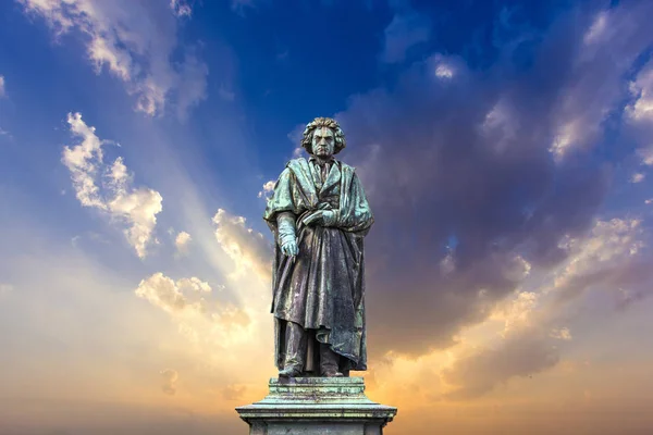 Памятник Бетховену на Мюнстерплатц в Бонне — стоковое фото